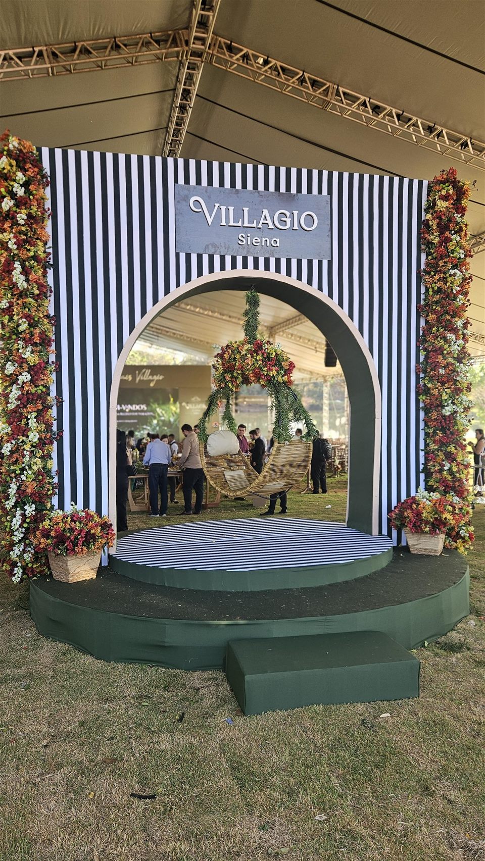Cenografia e ambientação do meeting Villagio Siena
